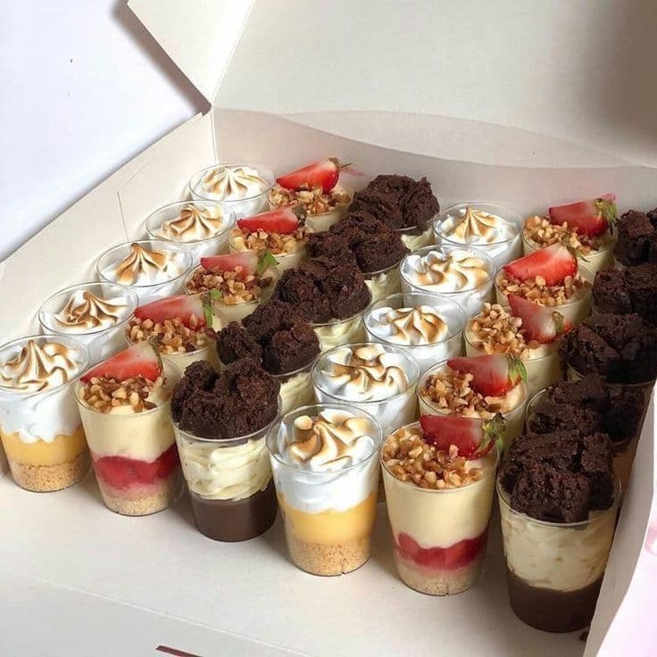 Caja de mini postres: merengue de limón, fresas con nueces y brownie de chocolate.