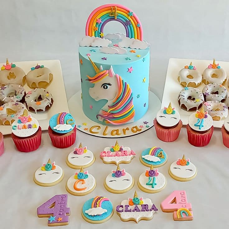 Pastel de unicornio, donas y galletas decoradas para el cuarto cumpleaños de Clara.