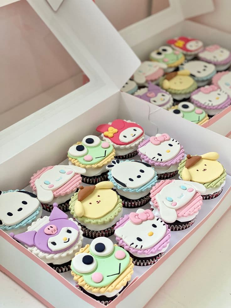 Caja blanca con cupcakes decorados con personajes de Sanrio como Hello Kitty y Keroppi.